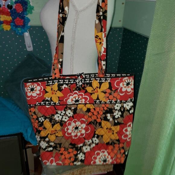 VERA BRADLEY EUC FLOWERED SHOULDER BAG * - Picture 1 of 6